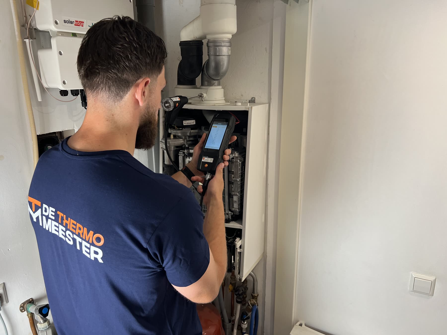 Cv-ketel tijdens onderhoud en controle